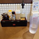 麺や がぶや - テーブルセットアップ状況

水はセルフサービスとなる