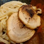 麺や がぶや - 麺の上の具材は
海苔3枚、炙りチャーシュー2枚と玉子で

チャーシューは豚バラの脂身のトロッと感が良い感じで
片面を炙られていて香ばしい感じがある