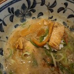 麺や がぶや - つけ麺スープの具材は
ネギ、メンマ、ナルト、チャーシュー
メンマは甘みがシッカリ目な醤油味

細切りされたチャーシューには
肉の変質感と獣臭感がハッキリと感じ
濃厚スープでもマスキングしきれてなかった