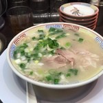 元祖 名島亭 - 築炉釜出しとんこつラーメン。まろやかなスープ、ほろほろと崩れる肉、ストレート極細麺、いかにも福岡のとんこつラーメン。イイね！ 