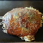 はま笑お好み焼き家 - 肉玉そばが７８０円なのでそばW１５０円、イカ天１５０円といったところかな