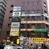 サイゼリヤ - このビルの2階にサイゼリヤはある‼︎
うん？..上になんかいるぞ