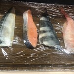 よし紀 - 焼き魚は4種から選べました　左からトロ鯖、鮭、縞ホッケ、赤魚