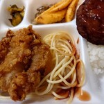 唐揚げ専門 はっぴ商店 - ハンバーグの下にはスパゲティー