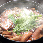 Naniwa No Yakitoriya To-San - 当店自慢の「鶏のすき焼き」です。宴会コースでは伊勢赤鶏、ヒネ（親鳥）の食べ比べがお楽しみ頂けます。