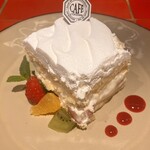 ロクシタンカフェ SHIBUYA TOKYO - ガトーマルシェ。中にいちごやキウイ、バナナも挟まれてました。