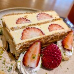 les.feuilles - ナポレオンパイ1,300円✨️サックサクの生地に洋酒香るカスタード。甘くて瑞々しい苺やピスタチオとアーモンドの香ばしさも合って 幸せの味です♡