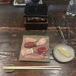 酒盃 - ⑤比内地鶏の石焼き
            （胸肉、せせり、砂肝、直腸、ハラミ、レバー）