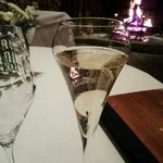 レストラン・パッション - シャンパンをグラスに注いで