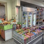 足利屋 - お菓子屋さんの奥にジュースがあります