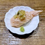 鮮屋 - 【お通し】炙りサーモン握り