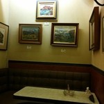 カフェ クルミ - 店内には、数々の絵画が展示されてます♪