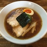 麺屋 一八 - しょうゆ新味７９０円なり、たまりを使うので濃い色をしていますが、塩分はそれ程でもなく飲みやすいスープです