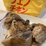 ブエノチキン - 料理写真:お肉の合間から
パラパラパラと溢れてくるニンニクの量にビックリ！(*ﾟ∀ﾟ*)
この香りは…食欲をそそりますね〜(*´Д｀*)♡