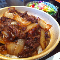 豚捨 KITTE丸の内店 - 名代 牛丼
