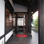 建物の横に入口ドア