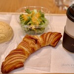 ジャン・フランソワ - クロワッサンセット　¥605  ＋横濱メロンパン