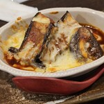 金町製麺 - 茄子のピリ辛チーズ焼き
