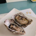 佐久間海産商会 - 料理写真:焼き牡蠣：300円 ×2