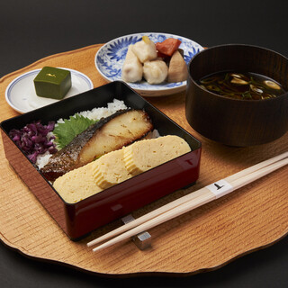 自家製の味噌床を使用した西京焼き重定食。