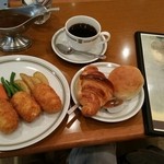 レストラン タカセ - ソースがカレーソースにビックリだが美味しかったクリームコロッケ★パンも美味かった！( ´艸｀)
            老舗な雰囲気が好き♪