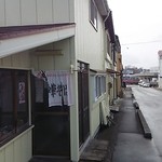 Oonoya Shiyokudou - 駐車場は入口の奥に１５㍍ほどです。