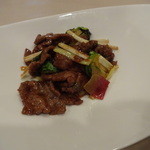 龍圓 - 牛肉と韮と赤蕪の炒め物