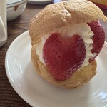 Hati-Hati - 村田農園のイチゴを、飼ってきた市販のシュークリームと合わせてみた。…これが、また美味い。
