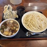 製麺練場 風布うどん - "肉汁つけうどん(中盛)"1,000&"円天ぷら盛り"300円♪