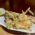 蕎麦　大さわ - 舞茸・あわび茸・エノキ・こごみの天ぷら。米粉と蕎麦粉で揚げた天ぷらはカリカリ食感！宮古島の雪塩でいただきます。