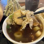 製麺練場 風布うどん - バラ肉と油揚げリフト。