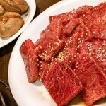 元氣七輪焼肉 牛繁 - 元氣カルビ（奥/しいたけ）