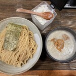 つけ麺処つぼや - 鶏白湯つけ麺1,000円＋特盛り100円、無料トッピングの刻み玉ねぎ