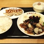 大阪王将 - ランチB780。
牛肉の胡椒炒め定食。
今日の中華街は春節祭で人が多かった…どこも満員でこちらへ。
餃子無いと思ってたので、ボリューム満点の配膳。
ご飯は残しましたね…

まあ、値段なりですが悪くないですよ。