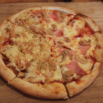 ビービーピザ クラモト - ベーコンピザとBBQチキンピザのハーフ＆ハーフ　Mサイズ