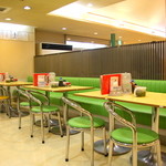 どうとんぼり神座 - 店内も広々♪カジュアルなテーブル席が並んでいます。