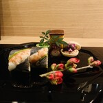 鴨蕎麦 尖 - ①【先付：八寸】
・天草産小肌+車海老の手綱蕎麦寿司
・蕎麦の蜂蜜と帆立の卵焼き
・筍+蕎麦の豆腐、コゴミ+柚子のぬたのせ
・佐島産蛸の蕎麦茶旨煮
・余市産鮟肝+蕎麦味噌+黒酢ゼリー+トマトの最中