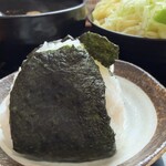 なごやうどん - おにぎりのご飯と海苔うまー!!