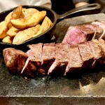 サクレフルール - 豪州産ワギューのステーキ！鉄板の上で熱々でいい火入れ加減。３種類のソースもいいけど、そのままがいちばん美味しい〜。フライドポテトもホクホクでいい付け合わせ。