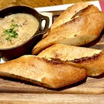 サクレフルール - 牛タンと筍の白ワイン煮はバケットに載せて熱々で。美味いけど熱すぎて軽くやけど笑〜