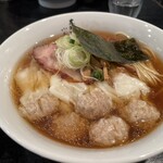 支那蕎麥麵 Komuro - 醤油ワンタンメン
                        澄んだスープが美しい