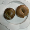 ZONO BAGEL - ぱつぱつベーグルでした。右は煮りんごクリームチーズ。左は抹茶ホワイトチョコ。