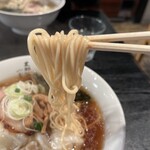 支那蕎麥麵 Komuro - 魚介出汁を吸い上げるストレート麺