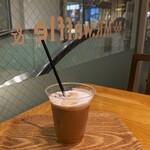 ミスターワッフル&カフェ - ドリンク写真:アイスカフェラテ
