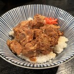 支那蕎麥麵 Komuro - ほろほろ肉煮込みごはん
                        紅生姜がいい仕事してます