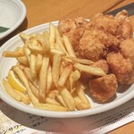 焼き鳥・炙り炭焼き をどり - 鳥唐揚げとフライドポテト