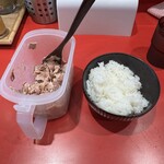 らーめん 直射日光 - 料理写真:朝らーセット　先づは半ライスと盛り放題チャーシューが配膳‼︎ 半ライスはTKGかチャーシューから選択出来る‼︎  2026/2/23