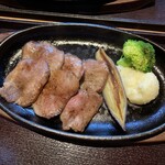 肉寿司 肉和食 KINTAN - 牛タン６切れ、茄子、ブロッコリー、マッシュポテト