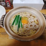 鍋焼きラーメン千秋 - 竹輪と細かいチャーシューとネギと生卵入り