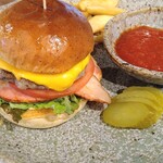 Smoky Monkey Hamburger &More - 1_スモーキーモンキーベーコン、チェダーチーズ